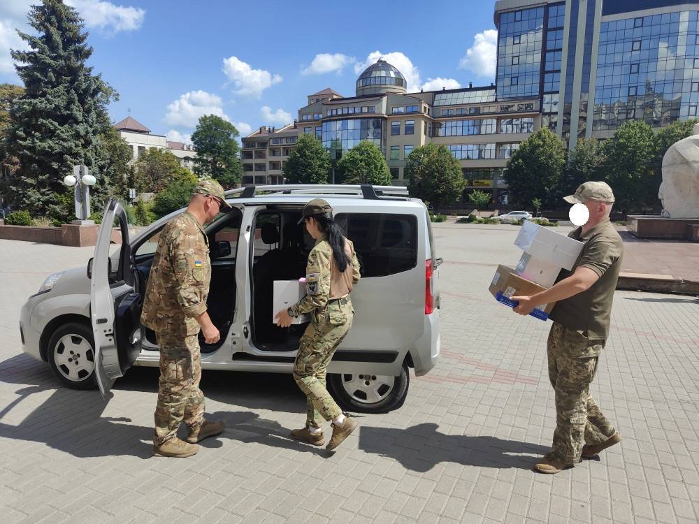 Прикарпатським військовим передали авто, дрони, Starlink куплені за кошти благодійного аукціону