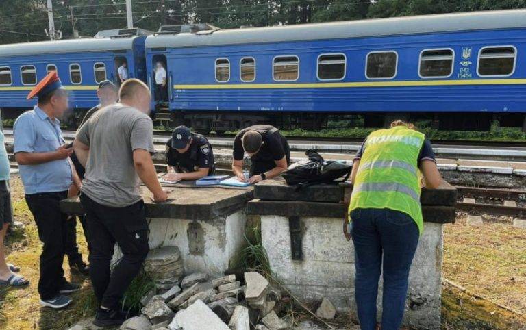 На околиці Івано-Франківська потяг збив 16-річну дівчину, яка йшла по колії у навушниках