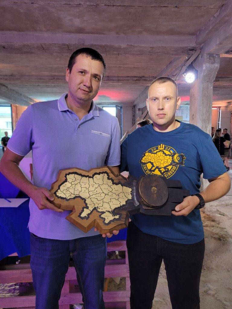 Мистецький витвір прикарпатських волонтерів карту "Загартована Війною", придбали на львівському аукціоні за $1600 - кошти підуть на ЗСУ