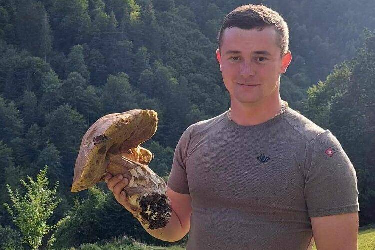 Рятувальник знайшов у лісах Карпат гриб-гігант. ФОТО