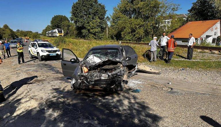 У Калуській громаді на переїзді автівка потрапила під потяг