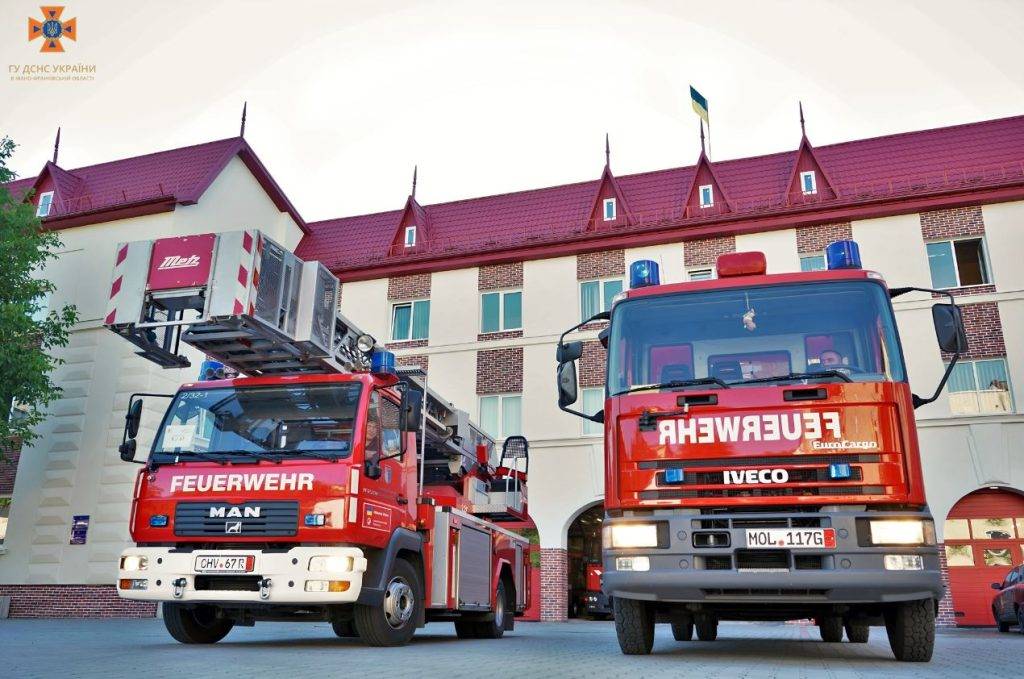 Колеги з Німеччини передали прикарпатським рятувальникам спецавтомобілі та обладнання