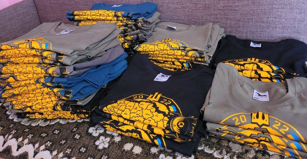 Прикарпатські волонтери пропонують придбати патріотичні футболки, щоб допомогти ЗСУ