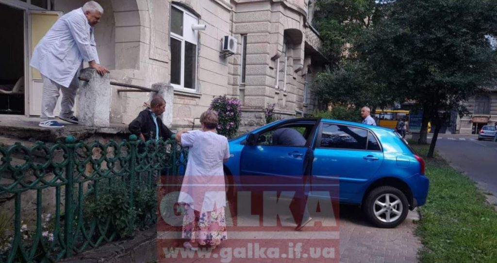 У Франківську "Тойота" знесла огорожу обласного шкірвендиспансеру. ФОТО