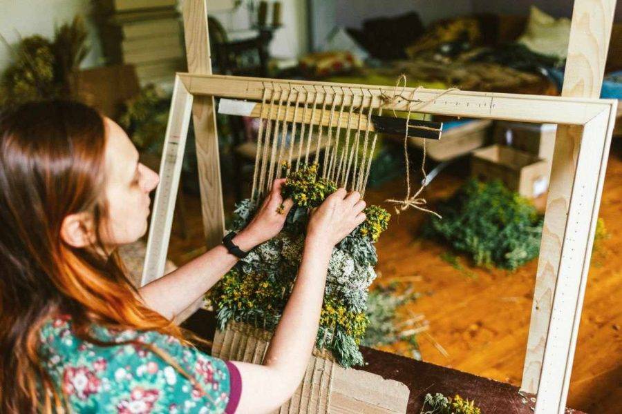Франківська майстриня плете килимки із ароматних квітів та трав. ФОТО