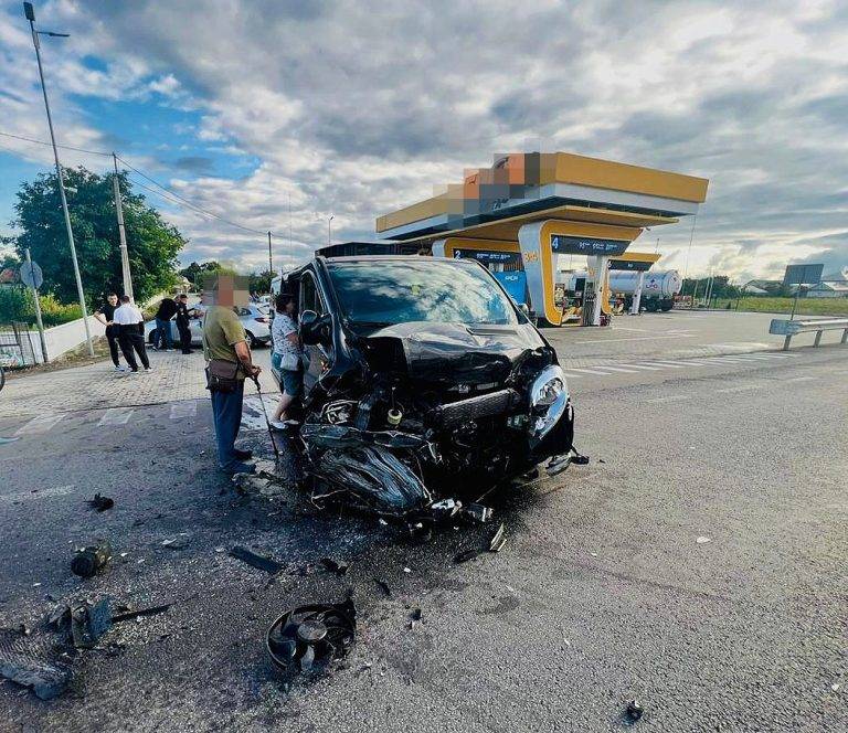 Масштабна автотроща трапилась на Прикарпатті: два водії — травмовані