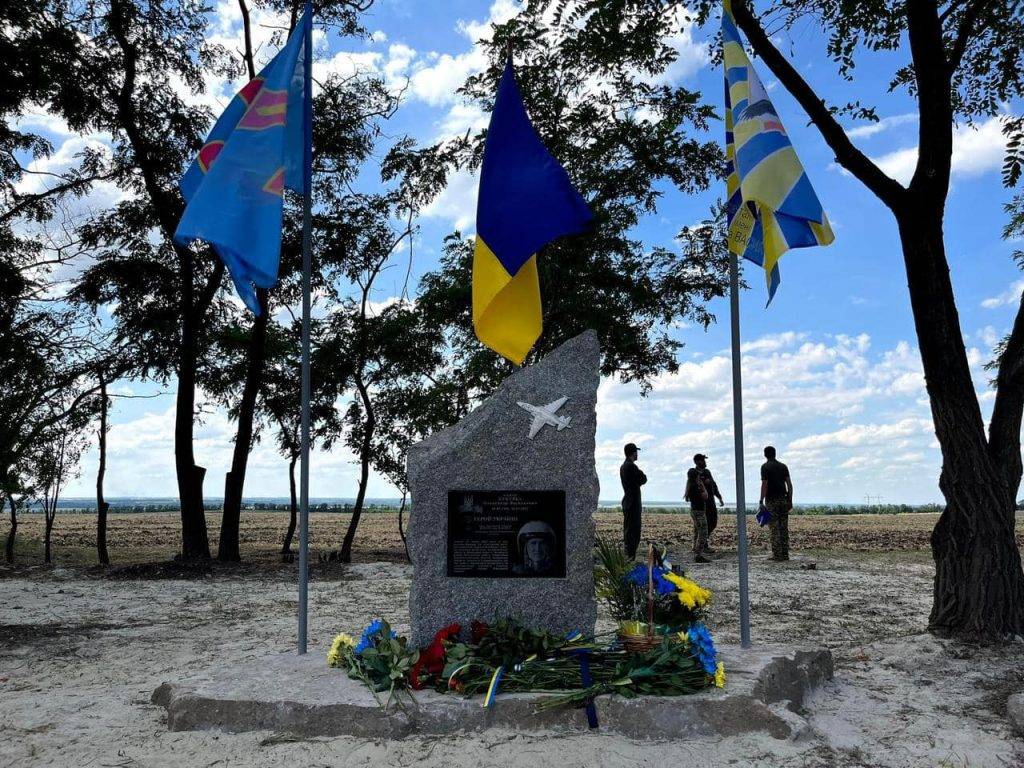 На місці загибелі відомого пілота з Прикарпаття Олександра Кукурби відкрили пам’ятник