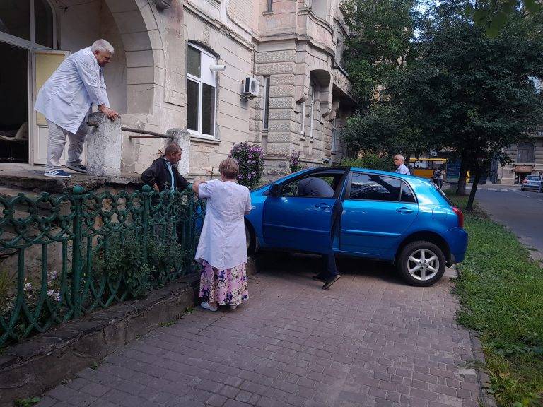 У Франківську "Тойота" знесла огорожу обласного шкірвендиспансеру. ФОТО