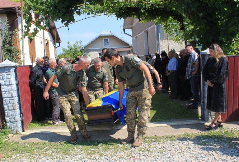 У Франківській громаді попрощалися з воїном Василем Свораком