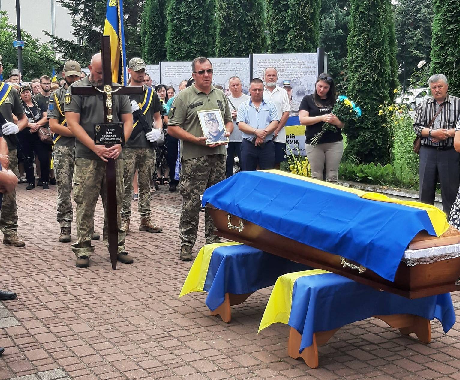 На Богородчанщину прибув скорботний кортеж з тілом воїна Іван Гутича ФОТО