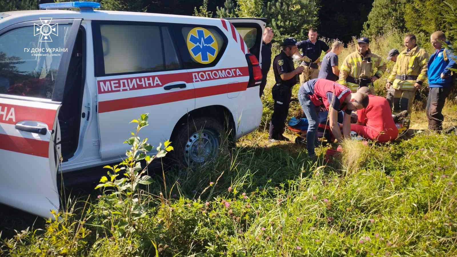 У Карпатах під час збирання грибів чоловік впав з 10-метрового обриву