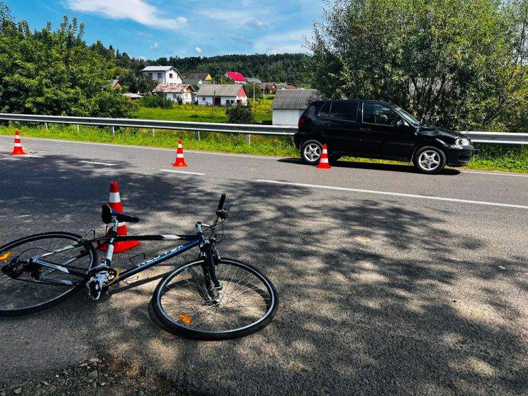 На Прикарпатті велосипедист потрапив під колеса авто. ФОТО