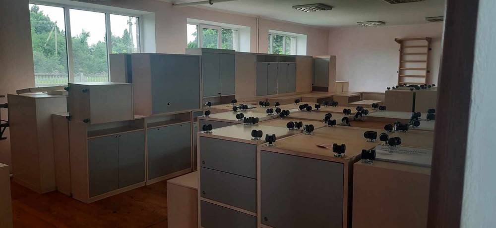 Ліцеї і гімназії Галицької громади отримали нові меблі