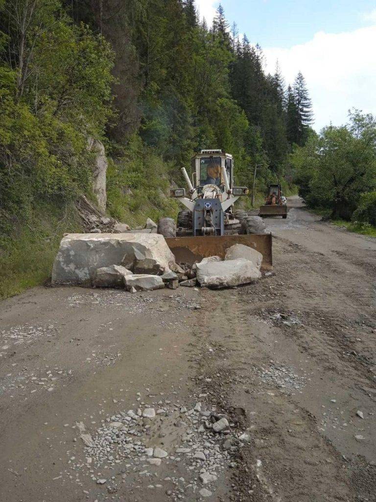 На Франківщині відновлюють автошляхи та мости після стихії у червні-липні. ФОТО