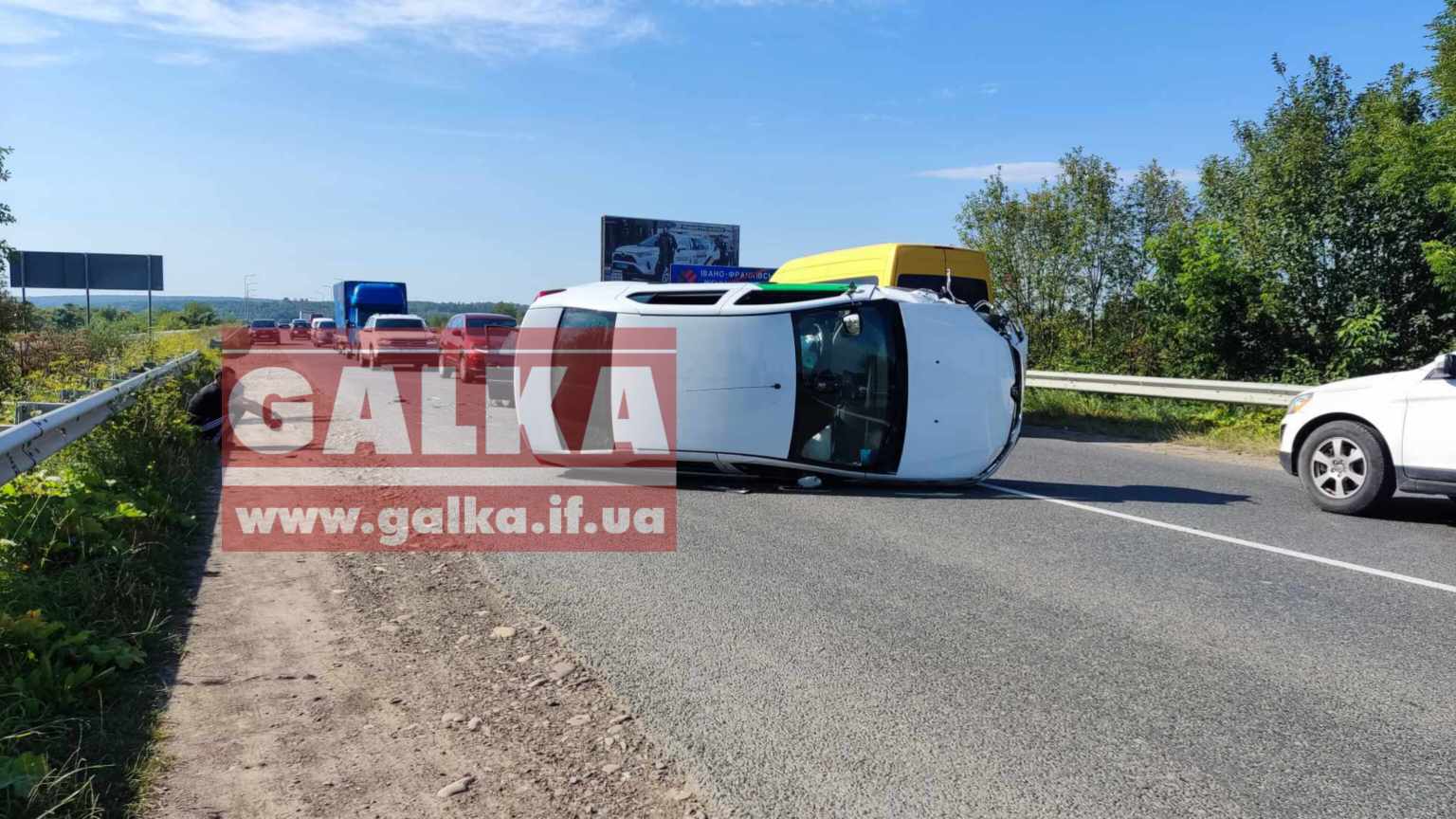 Біля Франківська в ДТП потрапили два авто, одне перекинулось