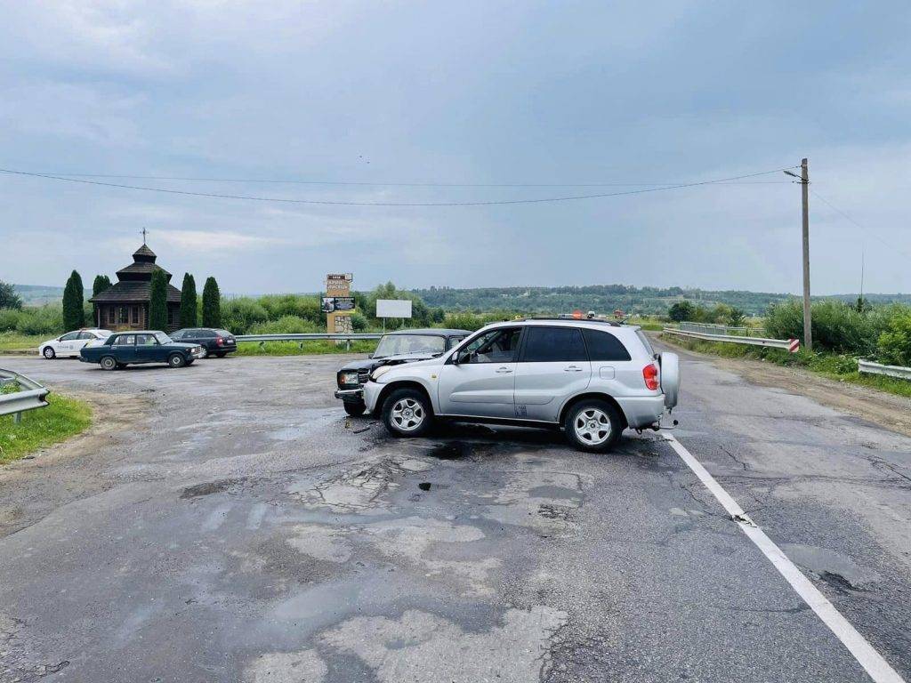 ДТП на Франківщині: на дорозі не розминулись ВАЗ і Toyota. ФОТО