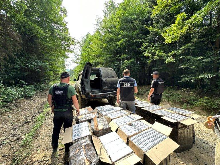 Прикордонники Чернівецького загону затримали два позашляховики, вщерть заповнені сигаретами ВІДЕО