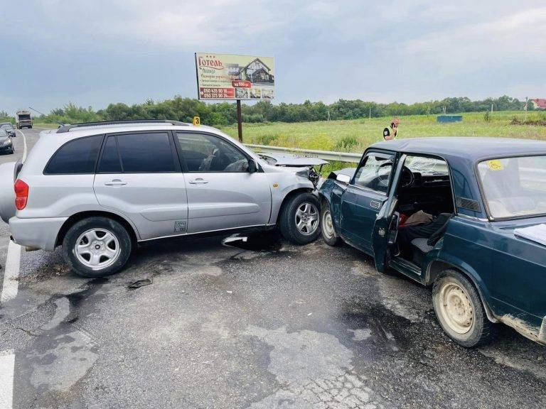 ДТП на Франківщині: на дорозі не розминулись ВАЗ і Toyota. ФОТО