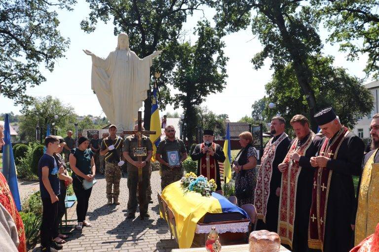 На Франківщину до місця вічного спочинку назавжди повернувся боєць Вадим Лалазарян