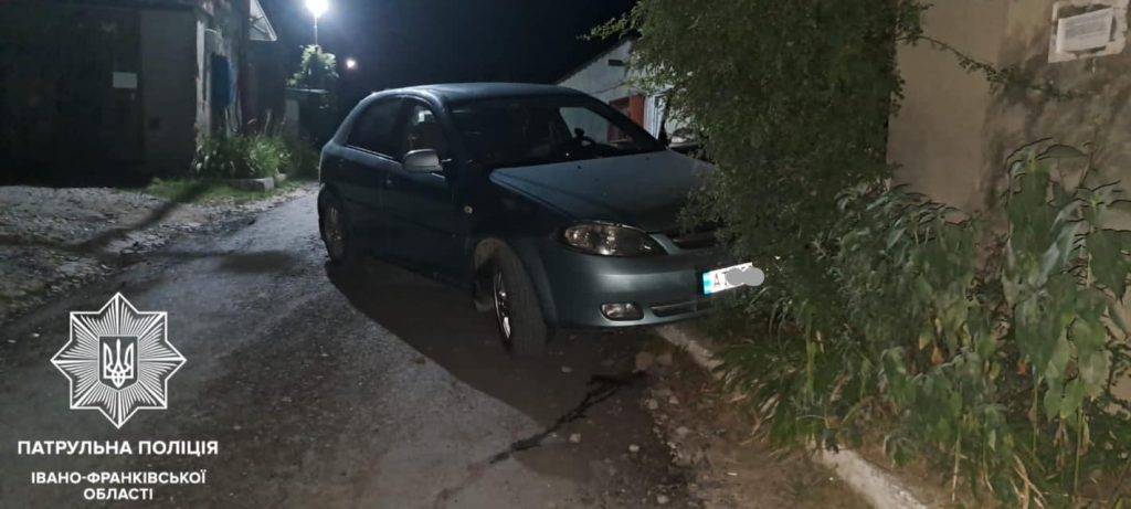 У Франківську 21-річний водій напідпитку врізався в гараж