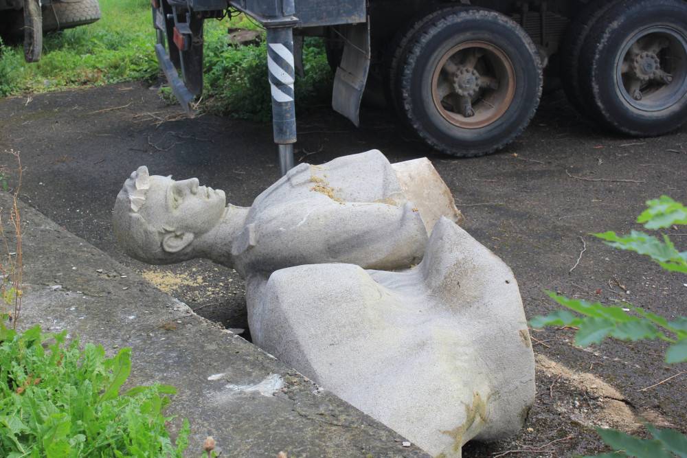 На Прикарпатті демонтували пам'ятник радянському солдату. ФОТО