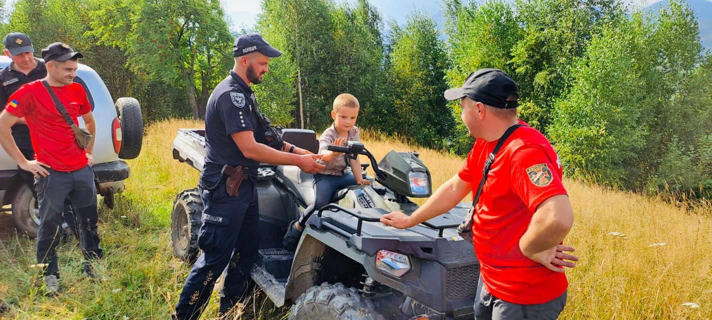 На Прикарпатті у лісі загубився п'ятирічний хлопчик: його розшукали поліціянти