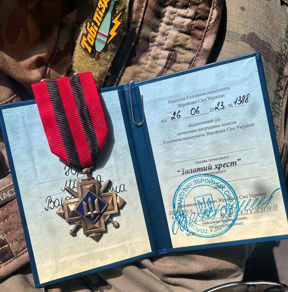Залужний нагородив бойову медикиню з Франківщини "Золотим хрестом"