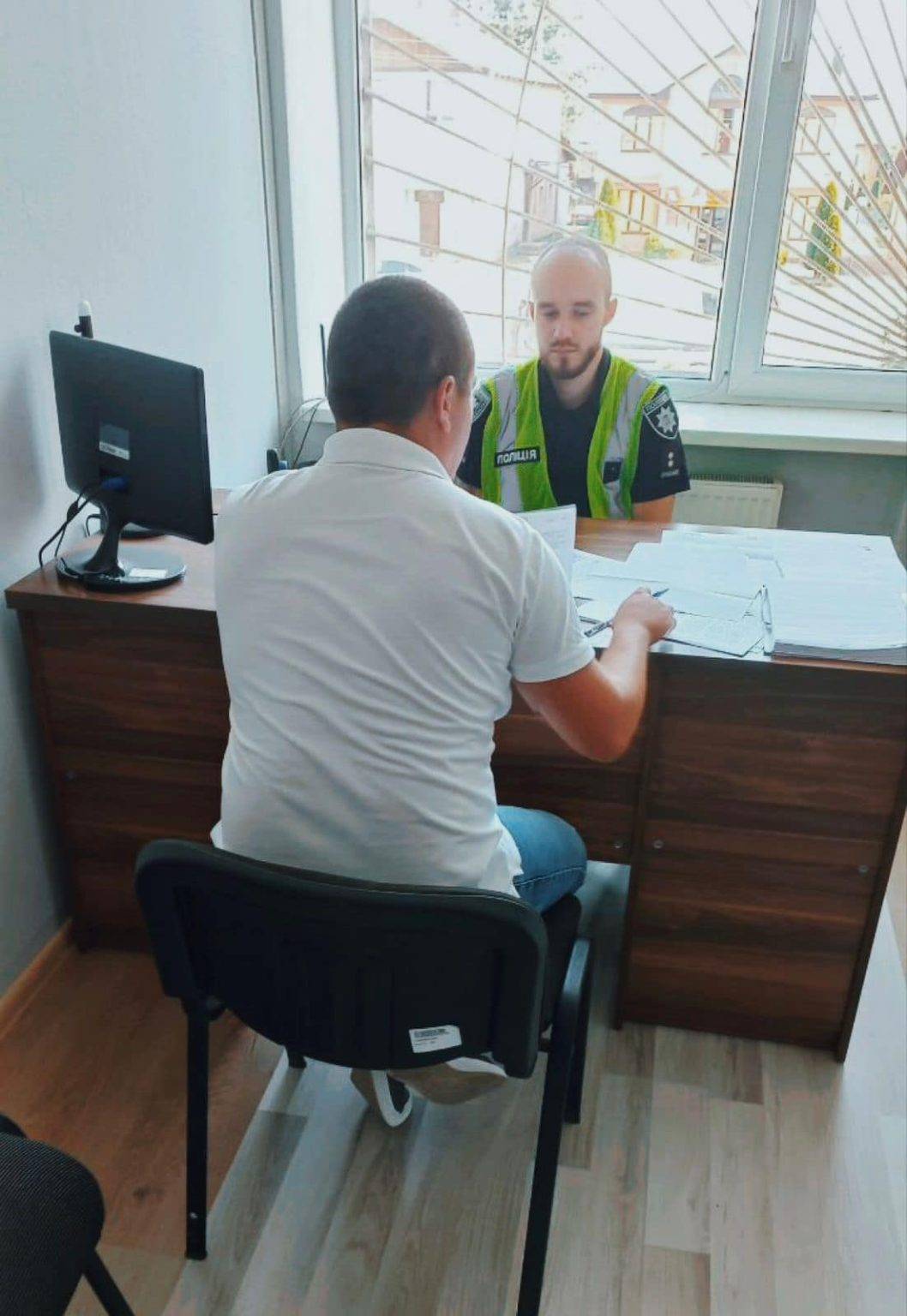 Прикарпатські поліцейські затримали шахрая, який незаконно привласнив собі зарплатню освітян