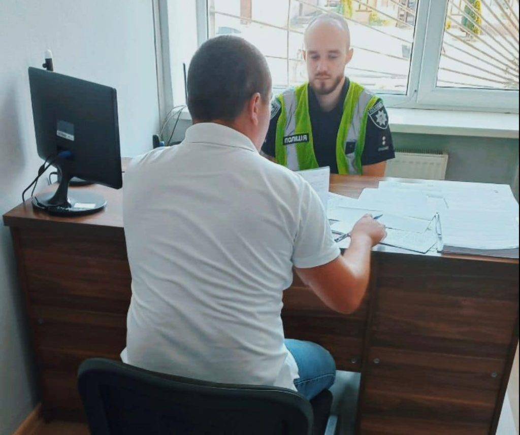Прикарпатські поліцейські затримали шахрая, який незаконно привласнив собі зарплатню освітян
