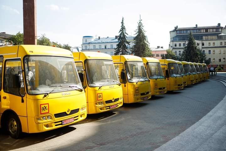 Прикарпатські громади отримали 21 шкільний автобус