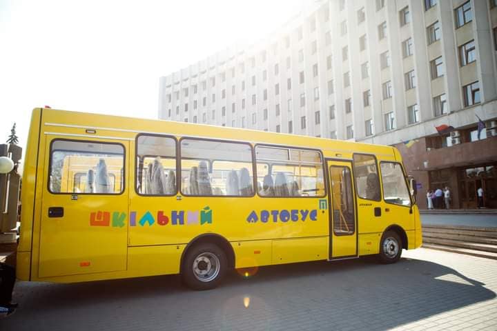 Прикарпатські громади отримали 21 шкільний автобус