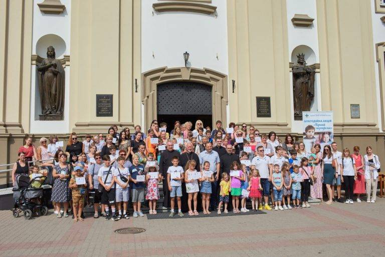 У Франківську школярі отримали сертифікати на купівлю канцтоварів