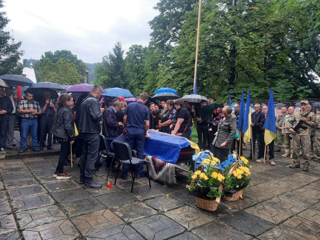 У Верховині попрощалися з полеглим на війні Героєм Михайлом Рибчуком