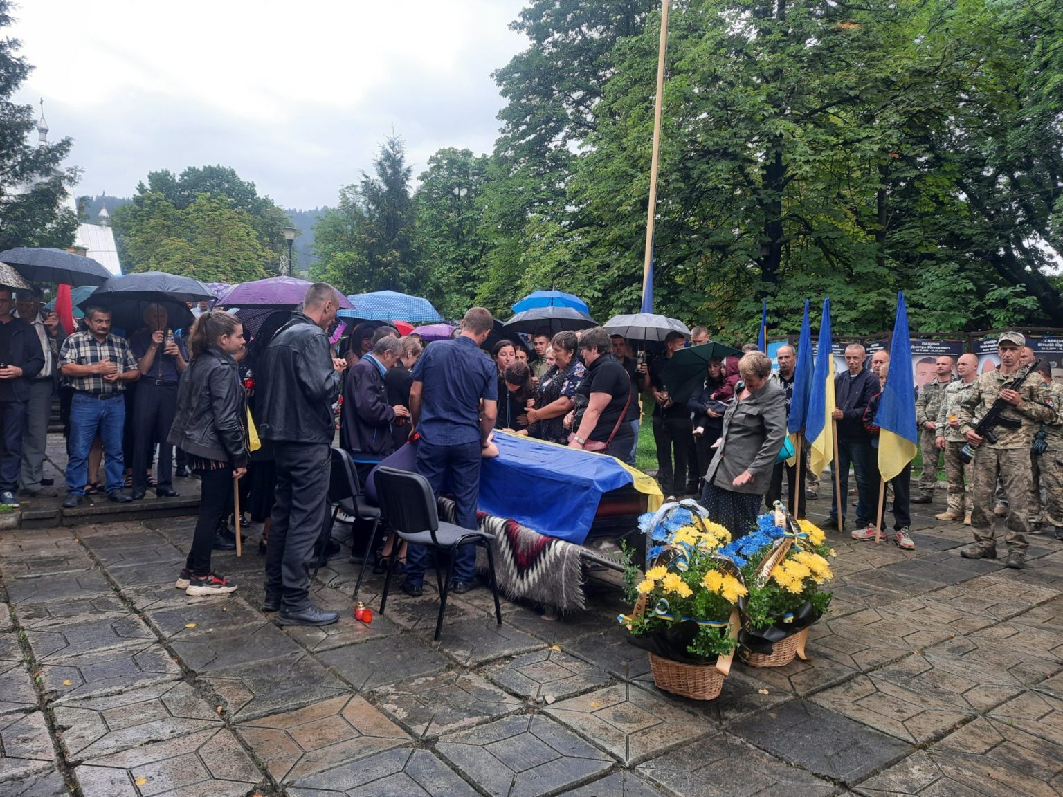 У Верховині попрощалися з полеглим на війні Героєм Михайлом Рибчуком