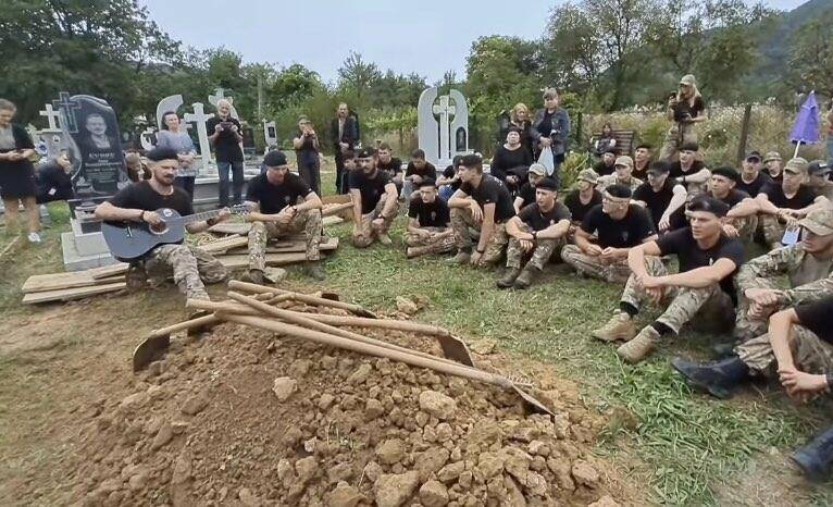 На Франківщині захисники виконали на могилі полеглого побратима його улюблену пісню