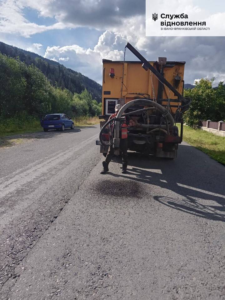 У гірській частині Франківщини латають місцеві дороги