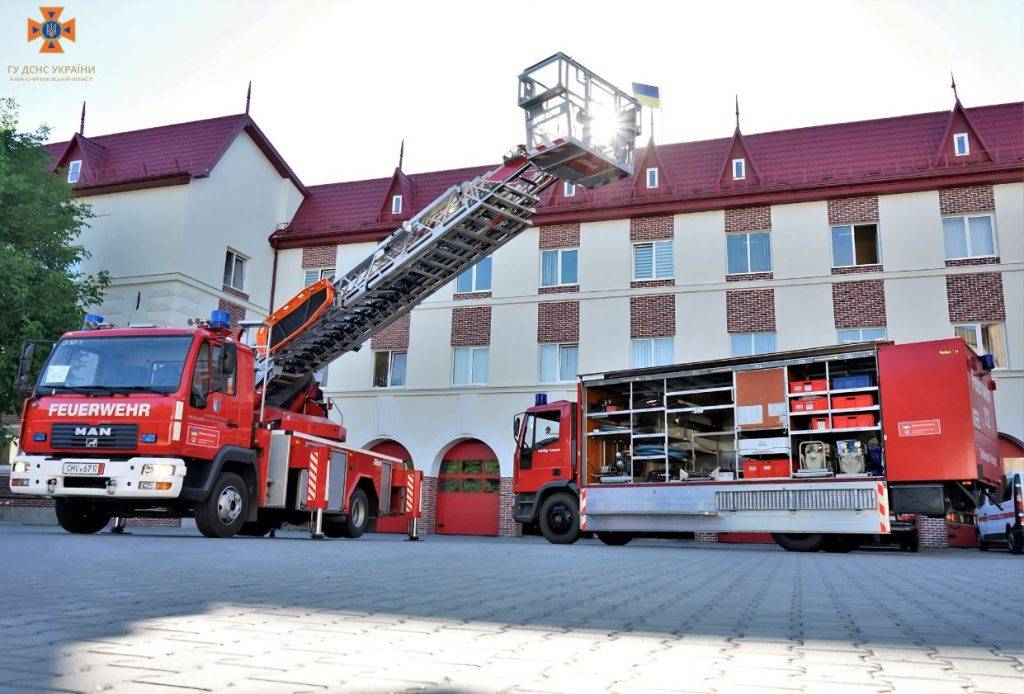 Колеги з Німеччини передали прикарпатським рятувальникам спецавтомобілі та обладнання