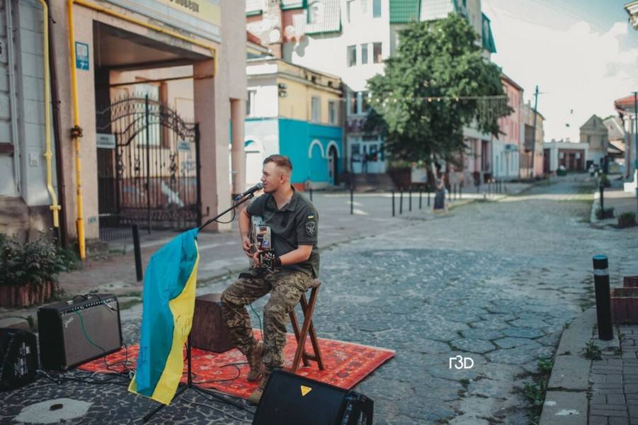 В Івано-Франківську влаштували квартирник просто неба: збирали гроші захисникам