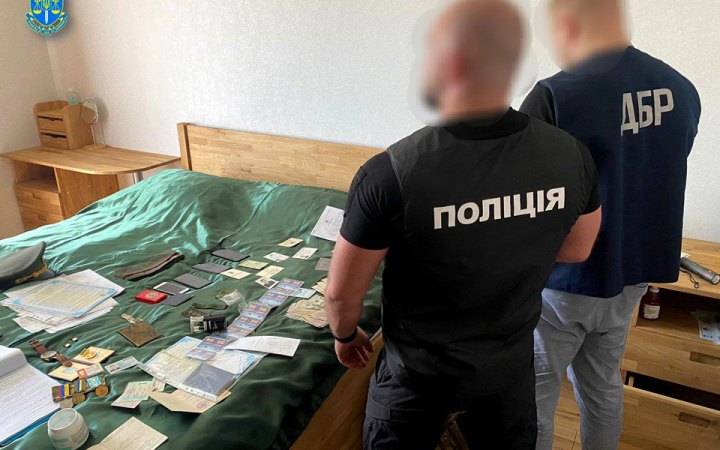 використовував солдатів на будівництві