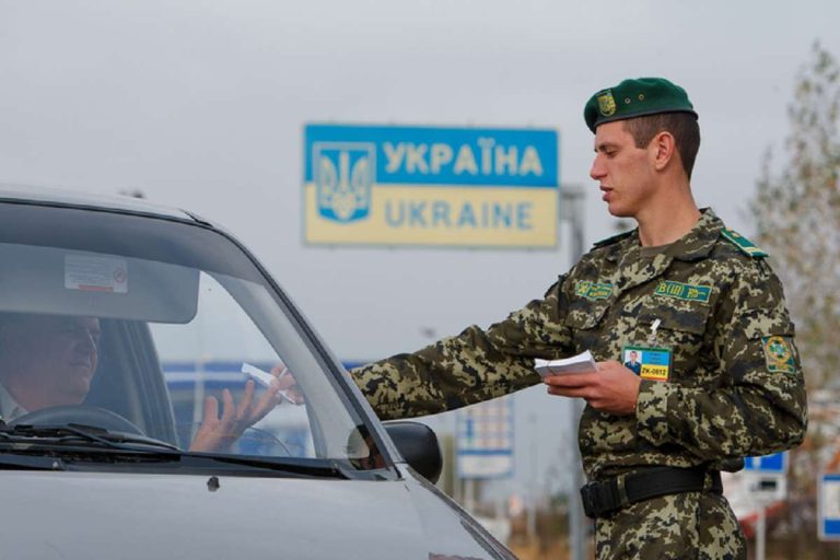 Виїзд чоловіків з України в серпні: які дев'ять категорій мають право