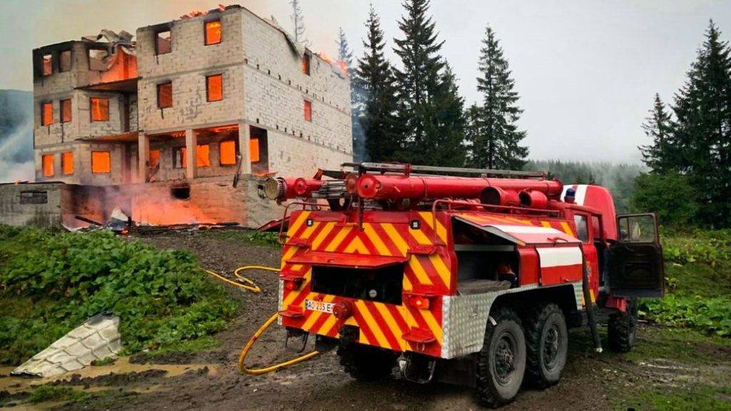 Під час негоди на Драгобраті загорівся недобудований готель