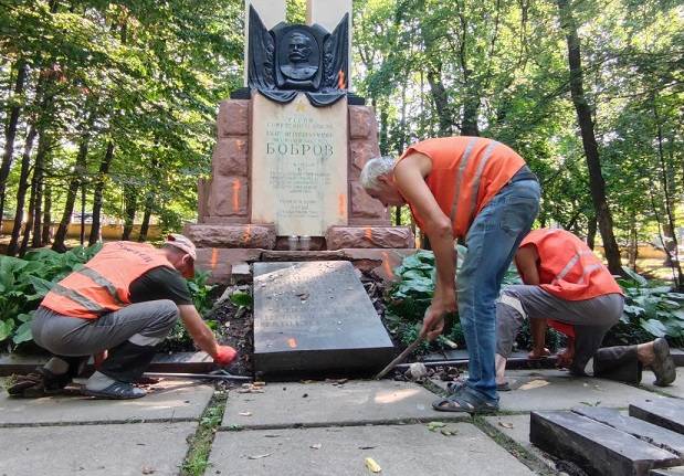 Прикарпатці допомагають Чернівцям перепоховати останки солдатів радянського меморіалу. ФОТО