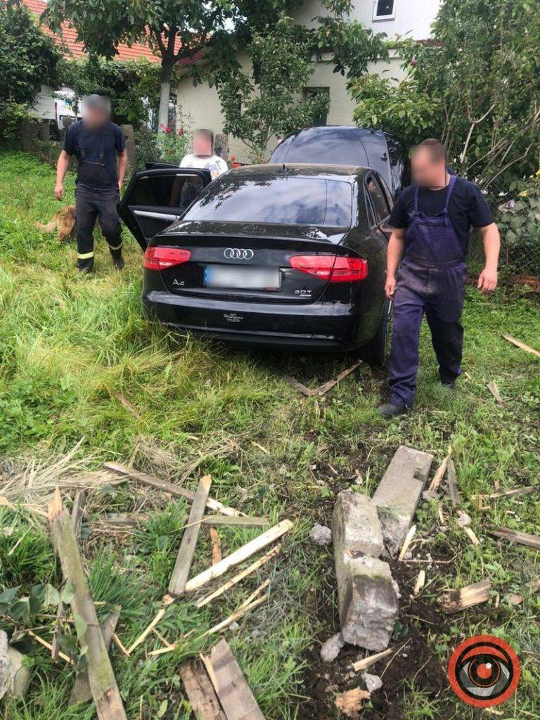 ДТП у Коломиї: авто залетіло на подвірʼя