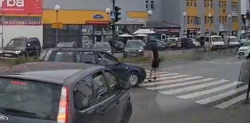 У Івано-Франківську водій збив дівчину на переході, а сам втік ВІДЕО