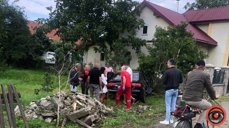 ДТП у Коломиї: авто залетіло на подвірʼя