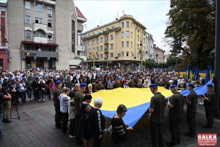 На Вічевому майдані в Івано-Франківську підняли Державний прапор України