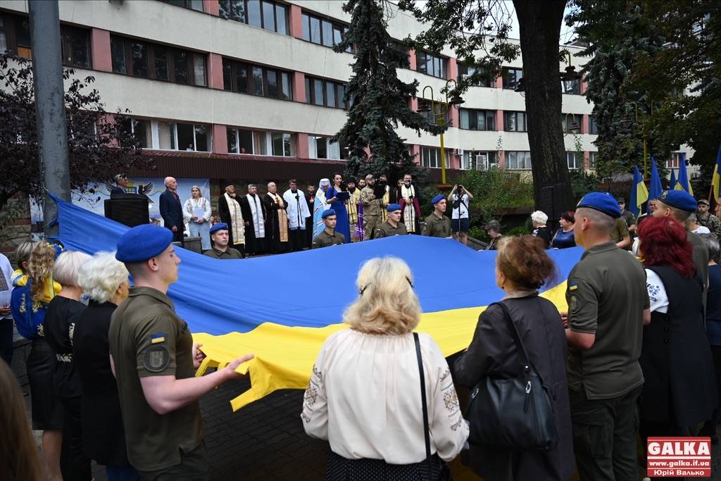 На Вічевому майдані в Івано-Франківську підняли Державний прапор України