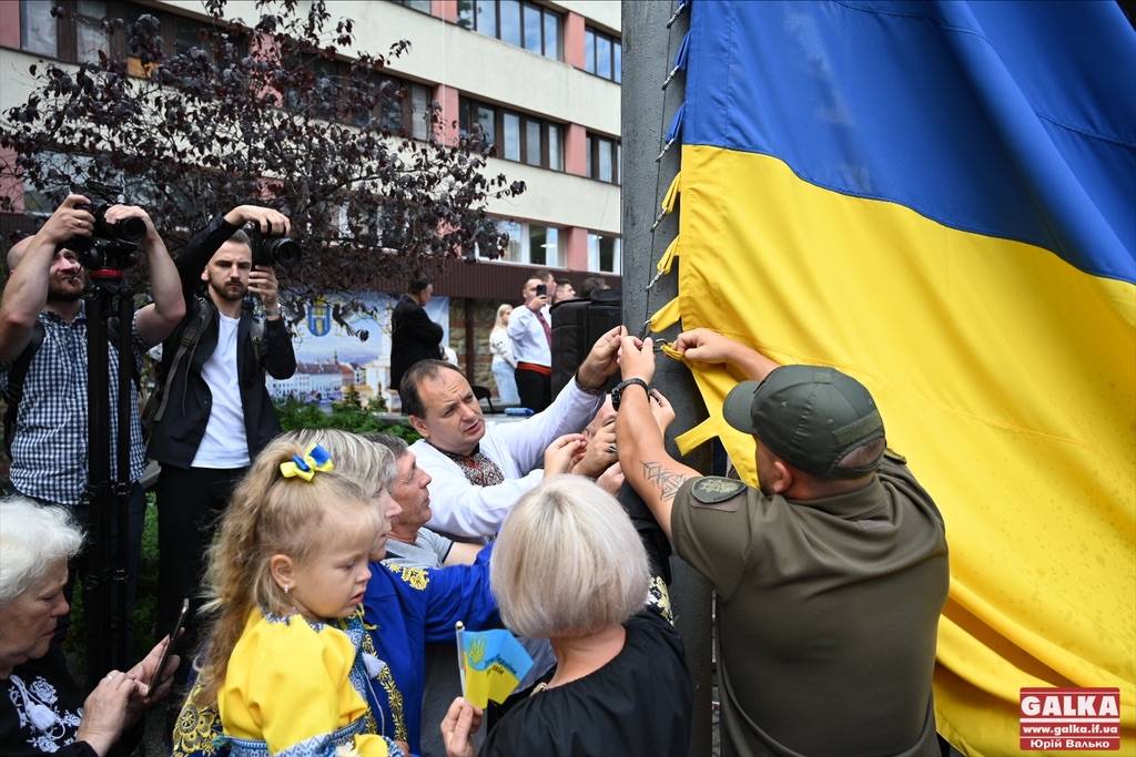 На Вічевому майдані в Івано-Франківську підняли Державний прапор України