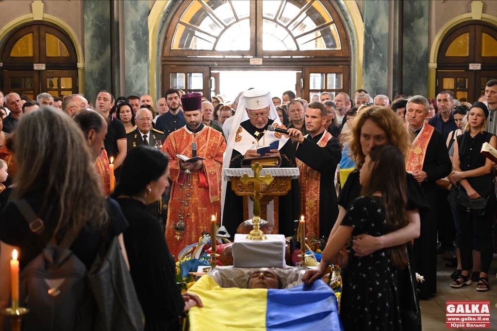 У Франківську попрощалися з Героєм та активістом Остапом Бринським. ФОТО