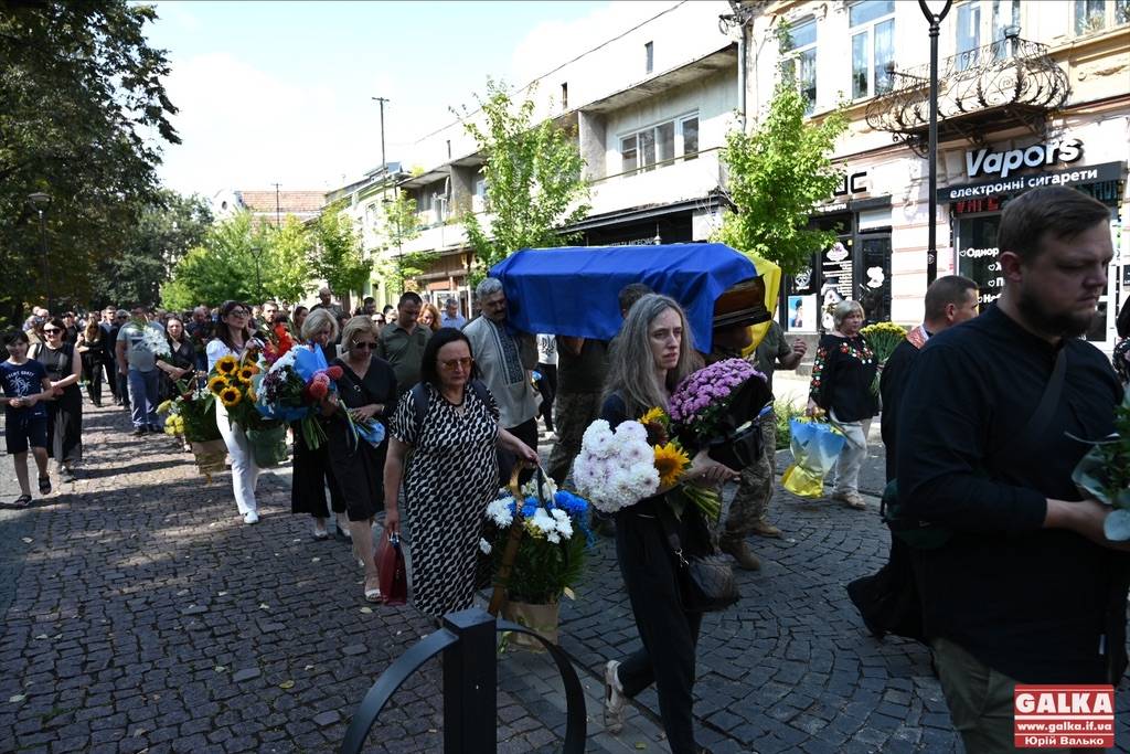 У Франківську попрощалися з Героєм та активістом Остапом Бринським. ФОТО